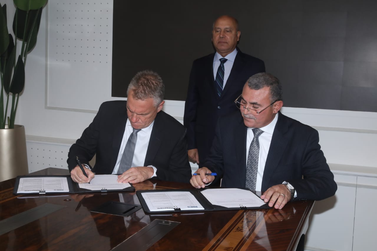 وزير النقل يشهد توقيع عقد تأجير العبارة 