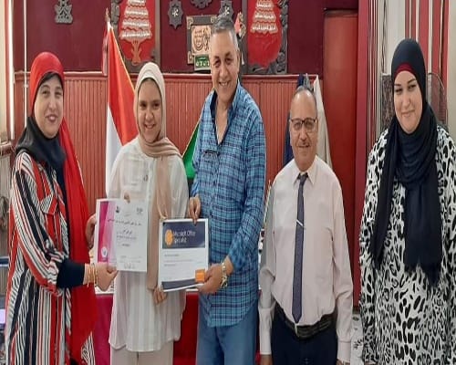 مدير شبرا الخيمة التعليمية يكرم الطلاب والمعلمين لاجتيازهم برنامج ( Microsoft office  )