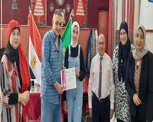 مدير شبرا الخيمة التعليمية يكرم الطلاب والمعلمين لاجتيازهم برنامج ( Microsoft office  )