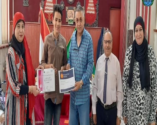 مدير شبرا الخيمة التعليمية يكرم الطلاب والمعلمين لاجتيازهم برنامج ( Microsoft office  )