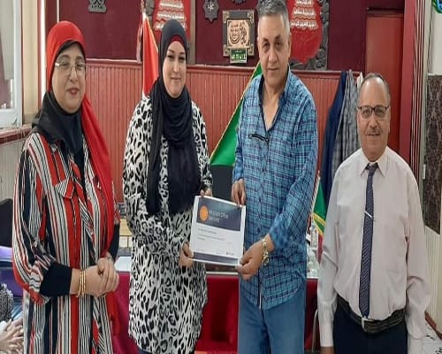 مدير شبرا الخيمة التعليمية يكرم الطلاب والمعلمين لاجتيازهم برنامج ( Microsoft office  )