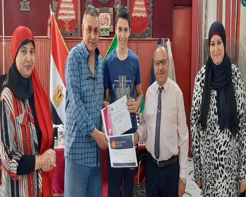 مدير شبرا الخيمة التعليمية يكرم الطلاب والمعلمين لاجتيازهم برنامج ( Microsoft office  )