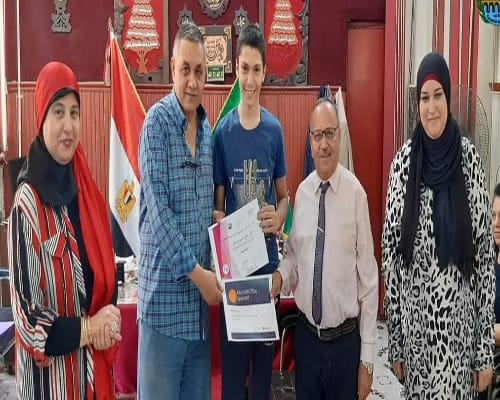 مدير شبرا الخيمة التعليمية يكرم الطلاب والمعلمين لاجتيازهم برنامج ( Microsoft office  )