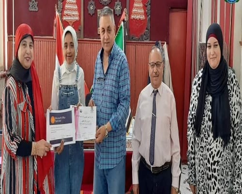 مدير شبرا الخيمة التعليمية يكرم الطلاب والمعلمين لاجتيازهم برنامج ( Microsoft office  )