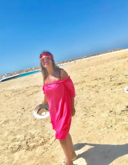 شاهد..اطلالة جديدة لمنه فضالي من الشاطئ