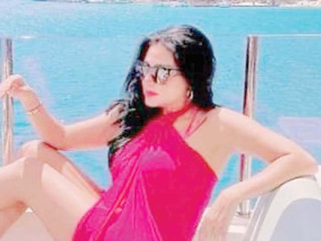 الفنانات بإطلالات جريئة علي البحر يشعلن 