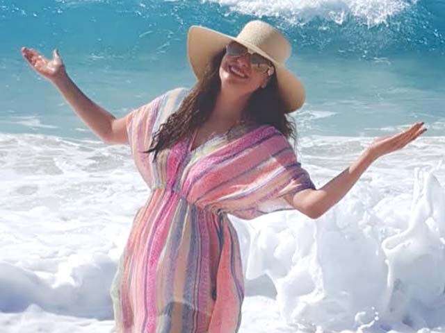 الفنانات بإطلالات جريئة علي البحر يشعلن 