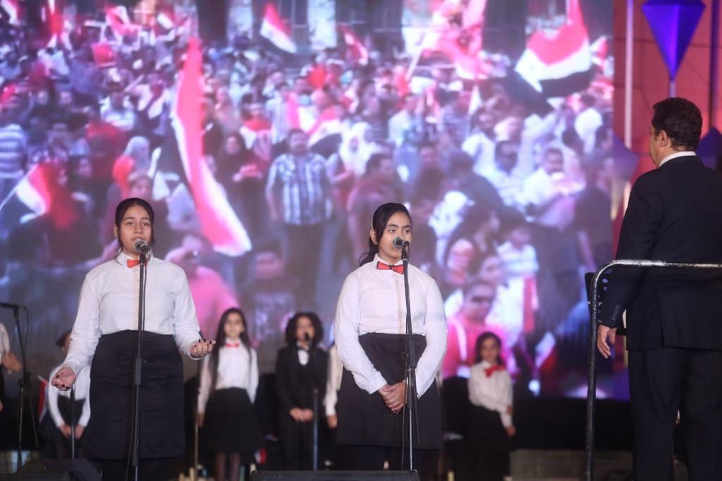    3000 مشاهد يرفعون علم مصر احتفالا بذكرى 30 يونيو فى الاوبرا   