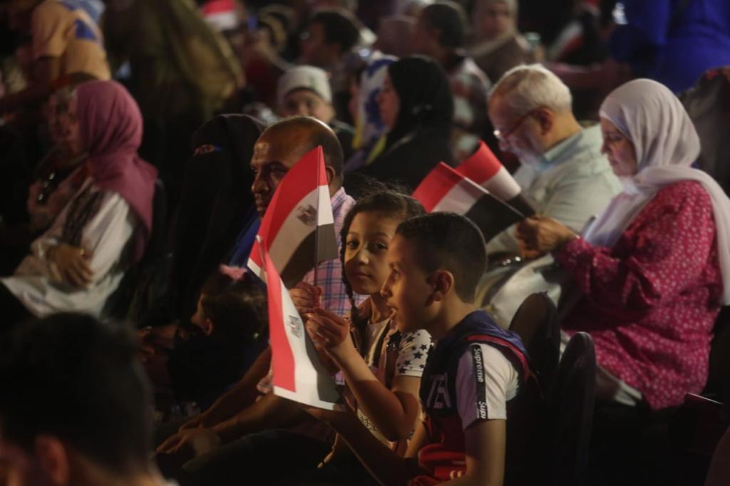    3000 مشاهد يرفعون علم مصر احتفالا بذكرى 30 يونيو فى الاوبرا   