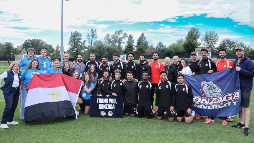 منتخب مصر وصور جماعية إهداءً لجامعة جونزاجا في 