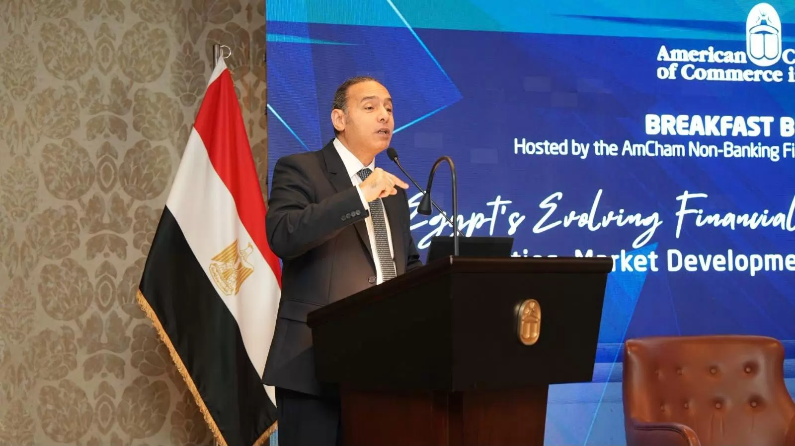 الدكتور إسلام عزام