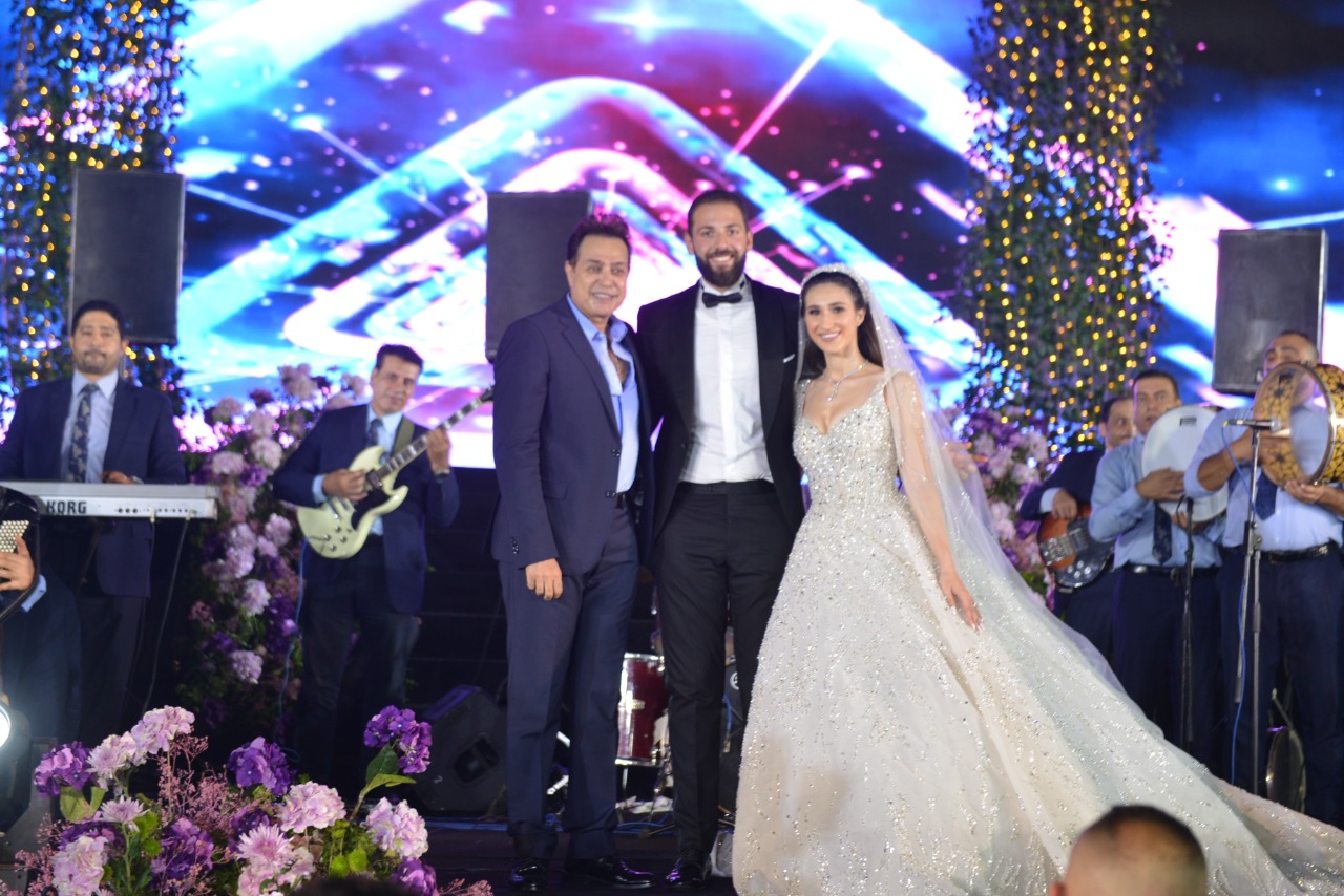 بالصور .. حكيم يشعل زفاف محمد ولبني بحضور جمال امبابي والمشاهير 