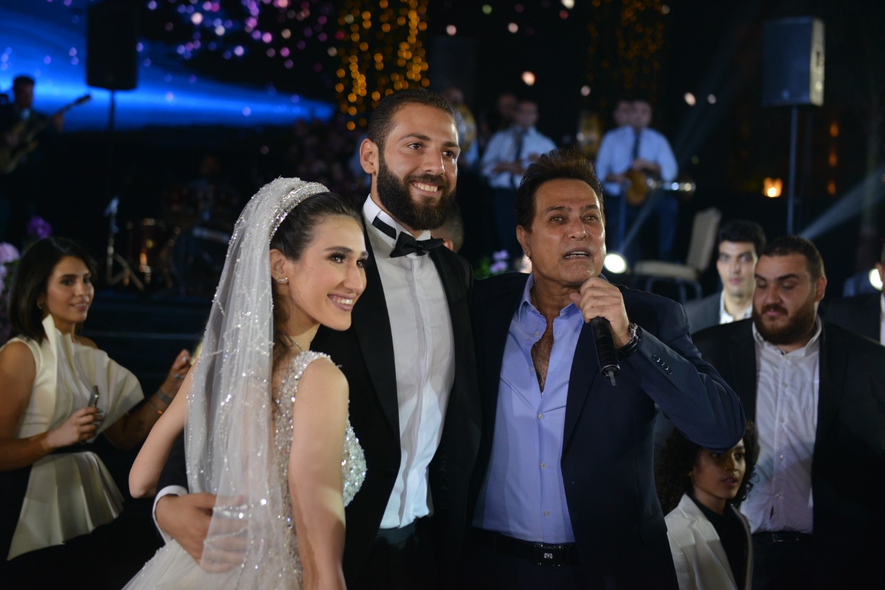 بالصور .. حكيم يشعل زفاف محمد ولبني بحضور جمال امبابي والمشاهير 