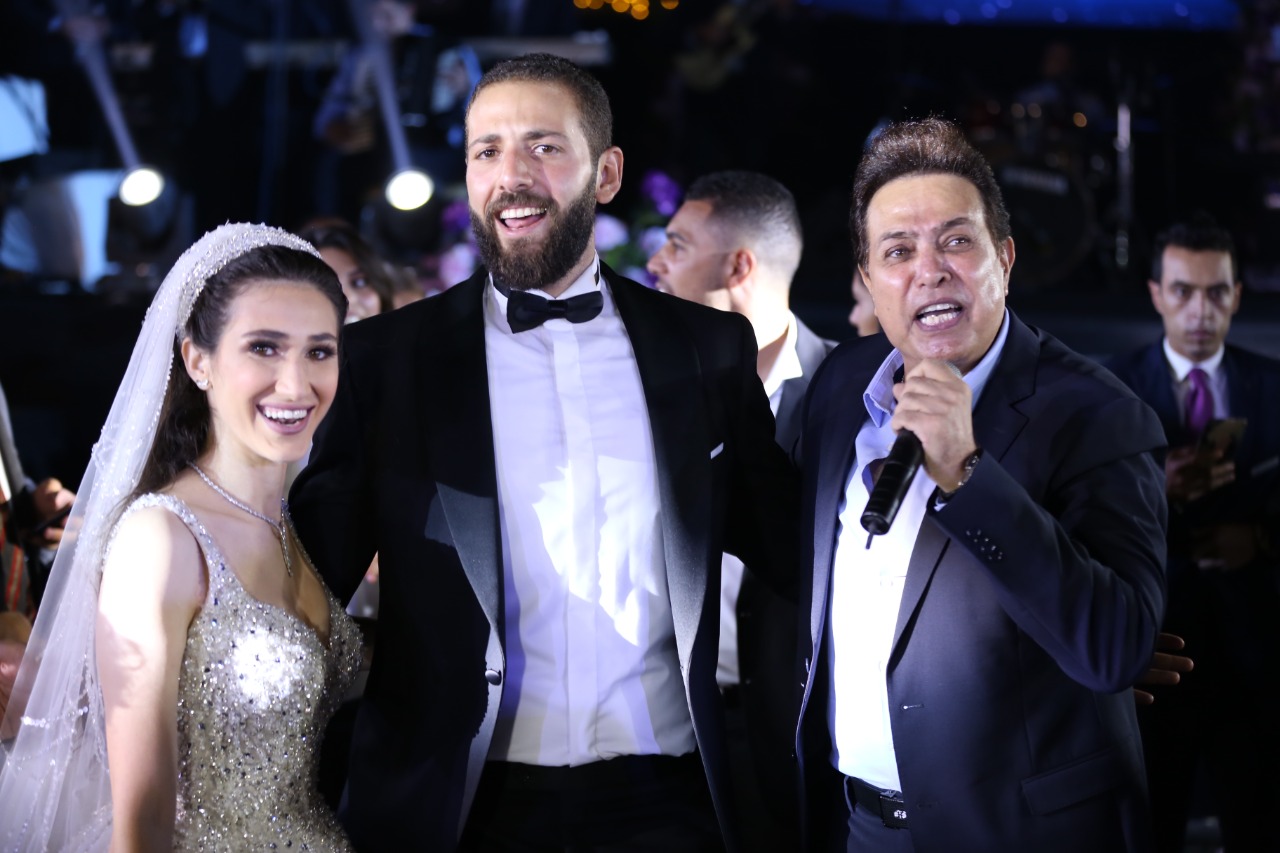 بالصور .. حكيم يشعل زفاف محمد ولبني بحضور جمال امبابي والمشاهير 