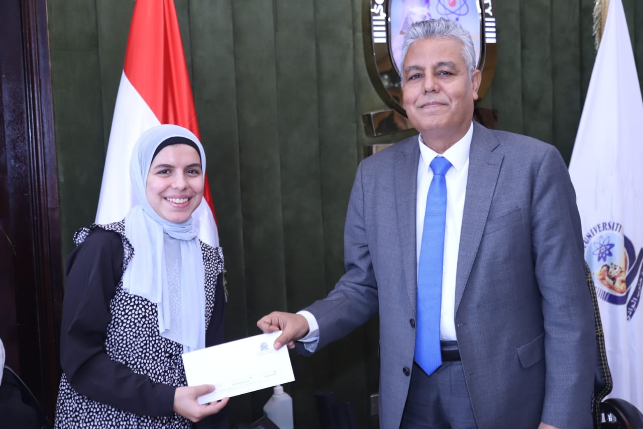رئيس جامعة جنوب الوادى يكرم الطالبة 