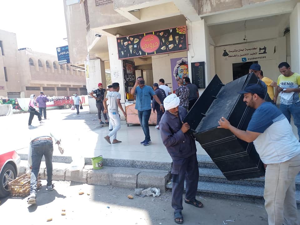 جهاز مدينة العاشر من رمضان يشن حملة مكبرة لإزالة الإشغالات .. صور