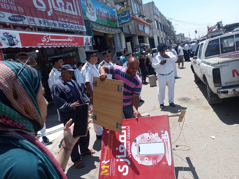 جهاز مدينة العاشر من رمضان يشن حملة مكبرة لإزالة الإشغالات .. صور