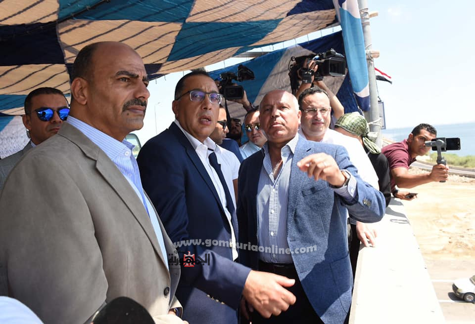 المهندس مصطفى مدبولى يستمع من الفريق كامل الوزيروزيرالنقل لشرح للمشروعات الديده التى تنفذ بالمدينة