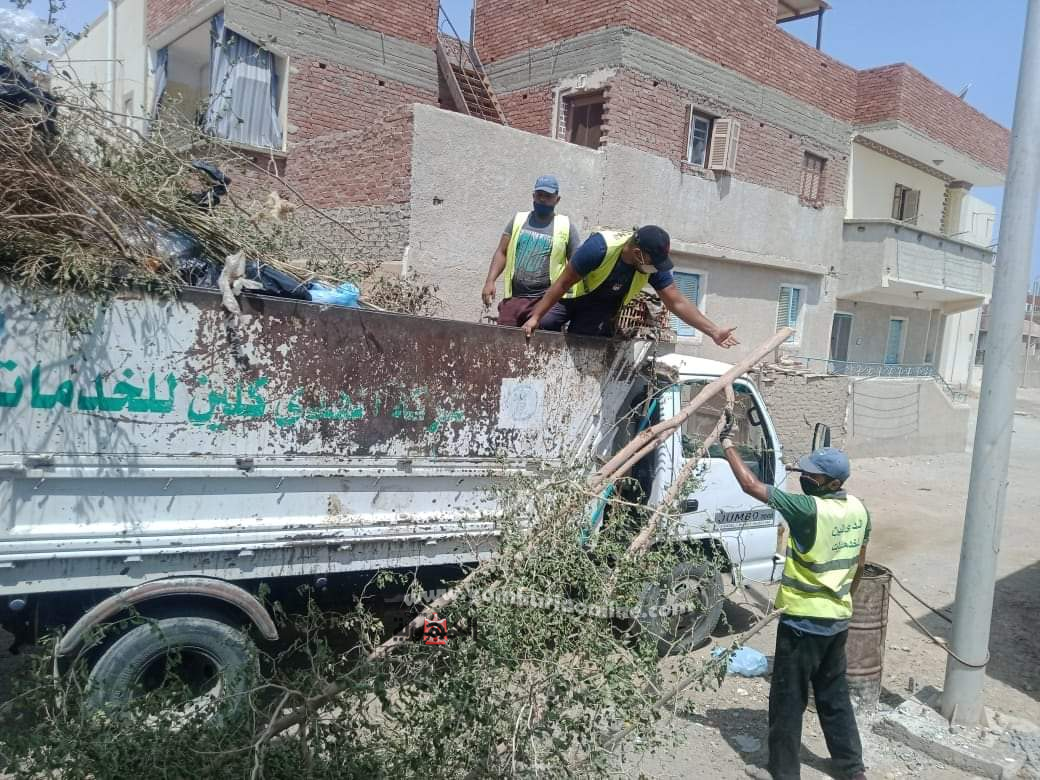 تكثيف أعمال النظافة ورفع المخلفات بمنطقة البلوكات بالقصير 
