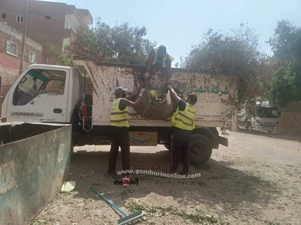 تكثيف أعمال النظافة ورفع المخلفات بمنطقة البلوكات بالقصير 