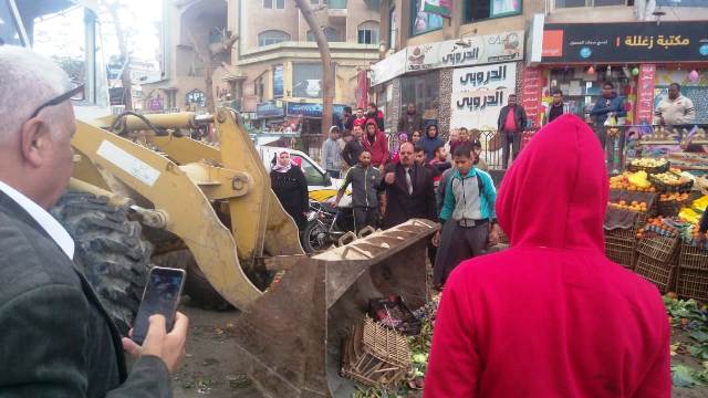 جهاز العبور يشن حملة اشغالات ومخالفات بشوارع المدينة.. بالصور