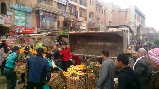 جهاز العبور يشن حملة اشغالات ومخالفات بشوارع المدينة.. بالصور