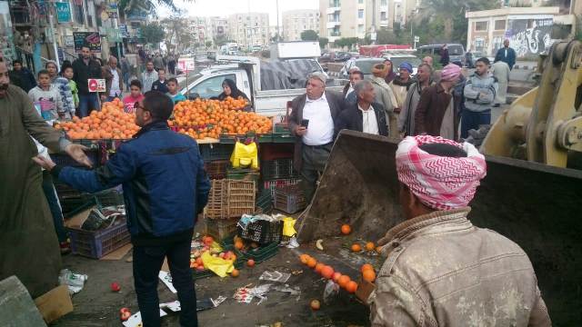 جهاز العبور يشن حملة اشغالات ومخالفات بشوارع المدينة.. بالصور