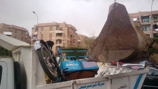 جهاز العبور يشن حملة اشغالات ومخالفات بشوارع المدينة.. بالصور