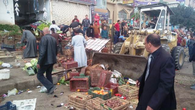 جهاز العبور يشن حملة اشغالات ومخالفات بشوارع المدينة.. بالصور