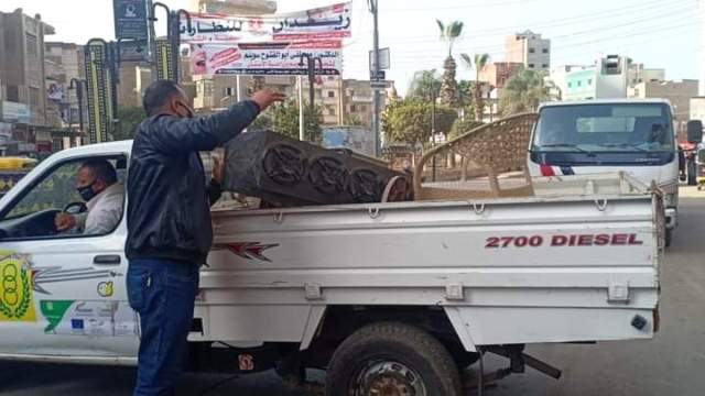 إسماعيل يتابع رفع الاشغالات والتغريم على عدم ارتداء الكمامات فى بيلا.. بالصور