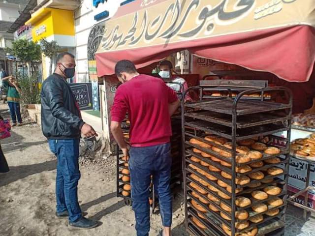 إسماعيل يتابع رفع الاشغالات والتغريم على عدم ارتداء الكمامات فى بيلا.. بالصور