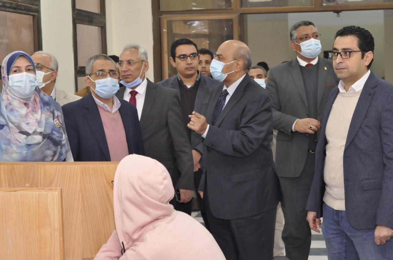 رئيس جامعة المنيا : لاول مرة بدء الامتحانات الالكترونية بصيدلة المنيا