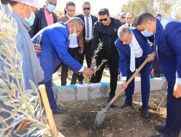 محافظ سوهاج يتفقد أعمال إنارة طريق جرجا ـ مطار سوهاج..صور