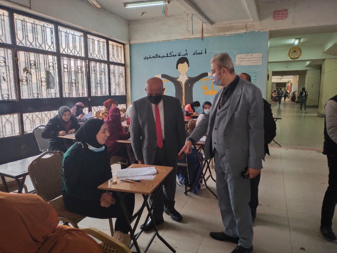 نائب رئيس جامعة الزقازيق لشئون التعليم والطلاب يتفقد سير الامتحانات بكلية الحقوق 