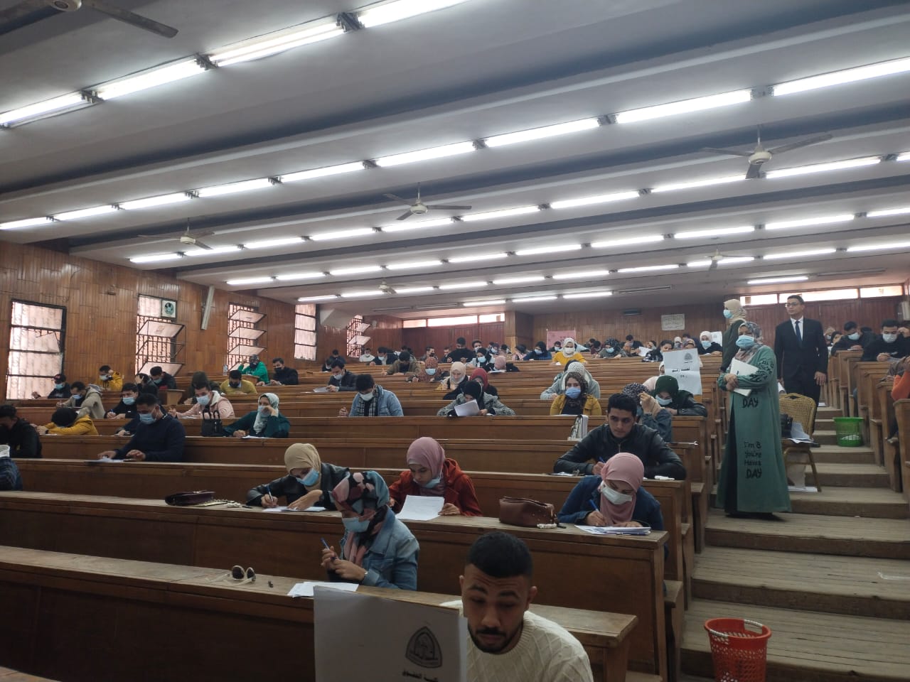 نائب رئيس جامعة الزقازيق لشئون التعليم والطلاب يتفقد سير الامتحانات بكلية الحقوق 