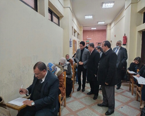 نائب رئيس جامعة بنها للدراسات العليا والبحوث يتفقد سير الامتحانات بكلية الحقوق