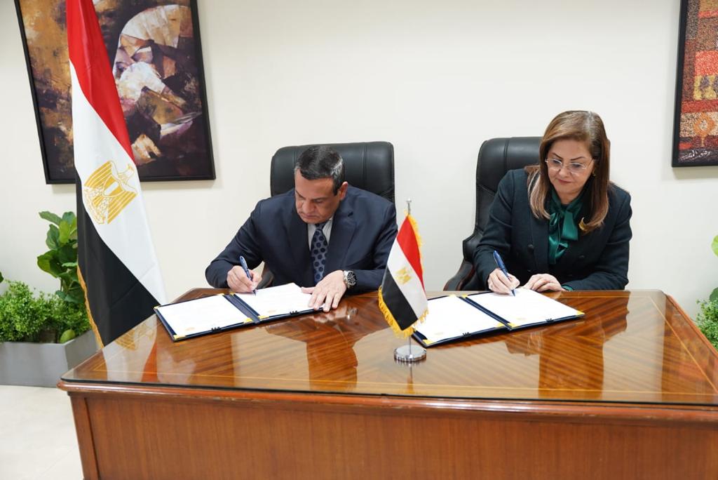 اللواء هشام أمنة و الدكتورة هالة السعيد يوقعان قرار برامج التنمية المحلية المطورة