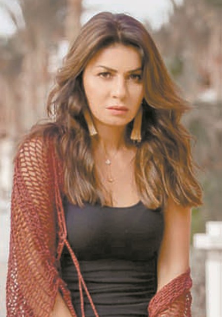 الفنانة نجلاء بدر