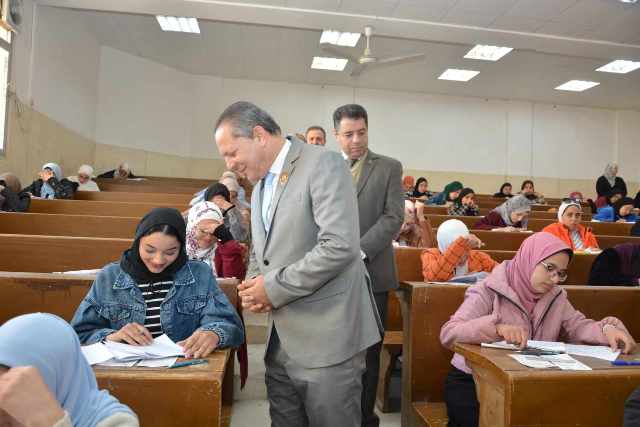 رئيس جامعة دمياط يتفقد لجان إمتحانات التيرم الأول بالكليات 