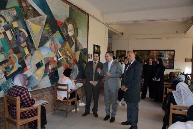 رئيس جامعة دمياط يتفقد لجان إمتحانات التيرم الأول بالكليات 