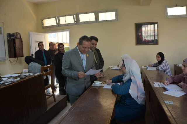 رئيس جامعة دمياط يتفقد لجان إمتحانات التيرم الأول بالكليات 