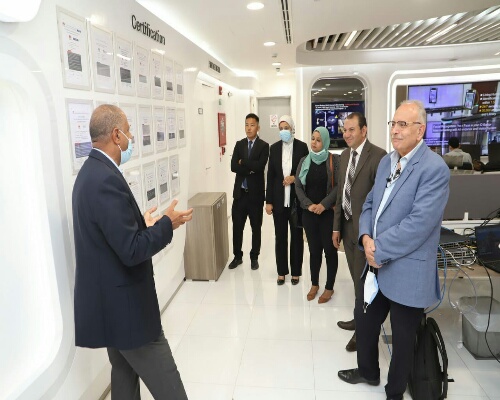 القوي العاملة تتفقد معمل هواوي بالقرية الذكية .. وتعزيز سبل التعاون في مجال التحول الرقمي