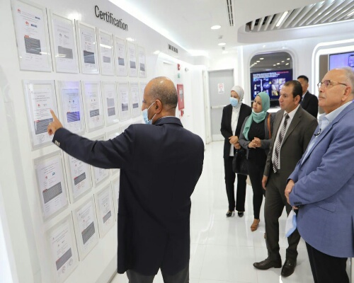 القوي العاملة تتفقد معمل هواوي بالقرية الذكية .. وتعزيز سبل التعاون في مجال التحول الرقمي