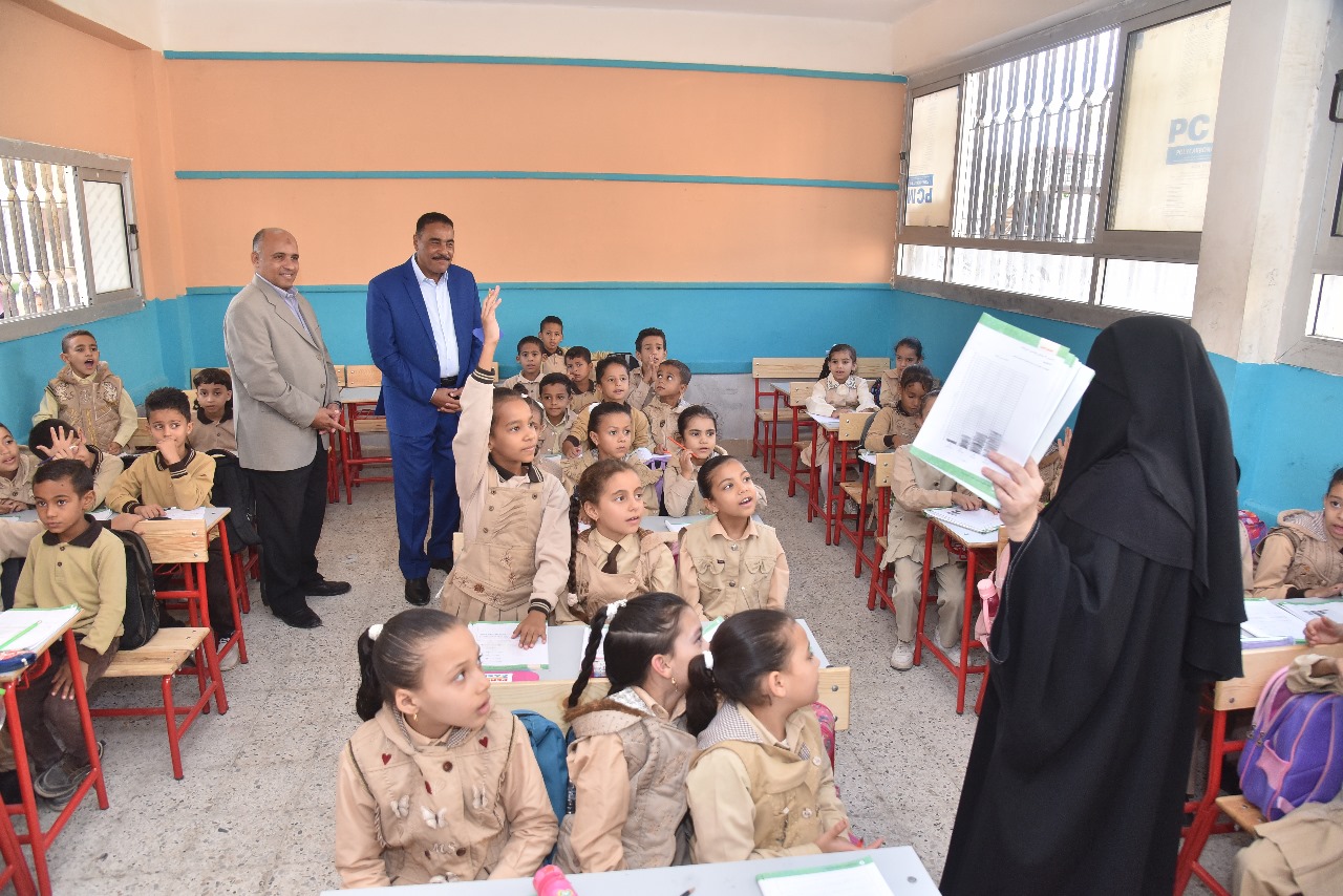 محافظ مطروح يتابع انتظام الدراسة بمدرسة طارق بن زياد الابتدائية