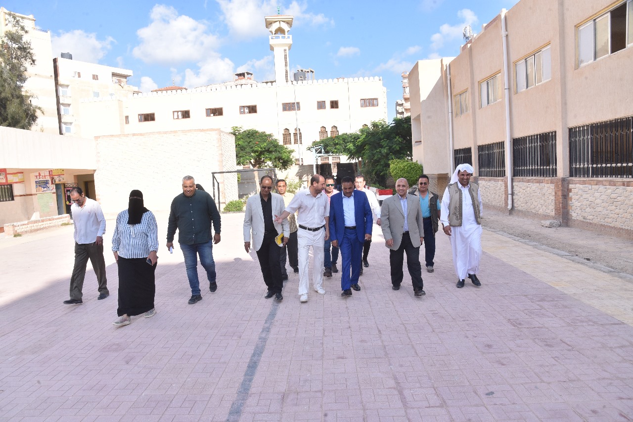 محافظ مطروح يتابع انتظام الدراسة بمدرسة طارق بن زياد الابتدائية