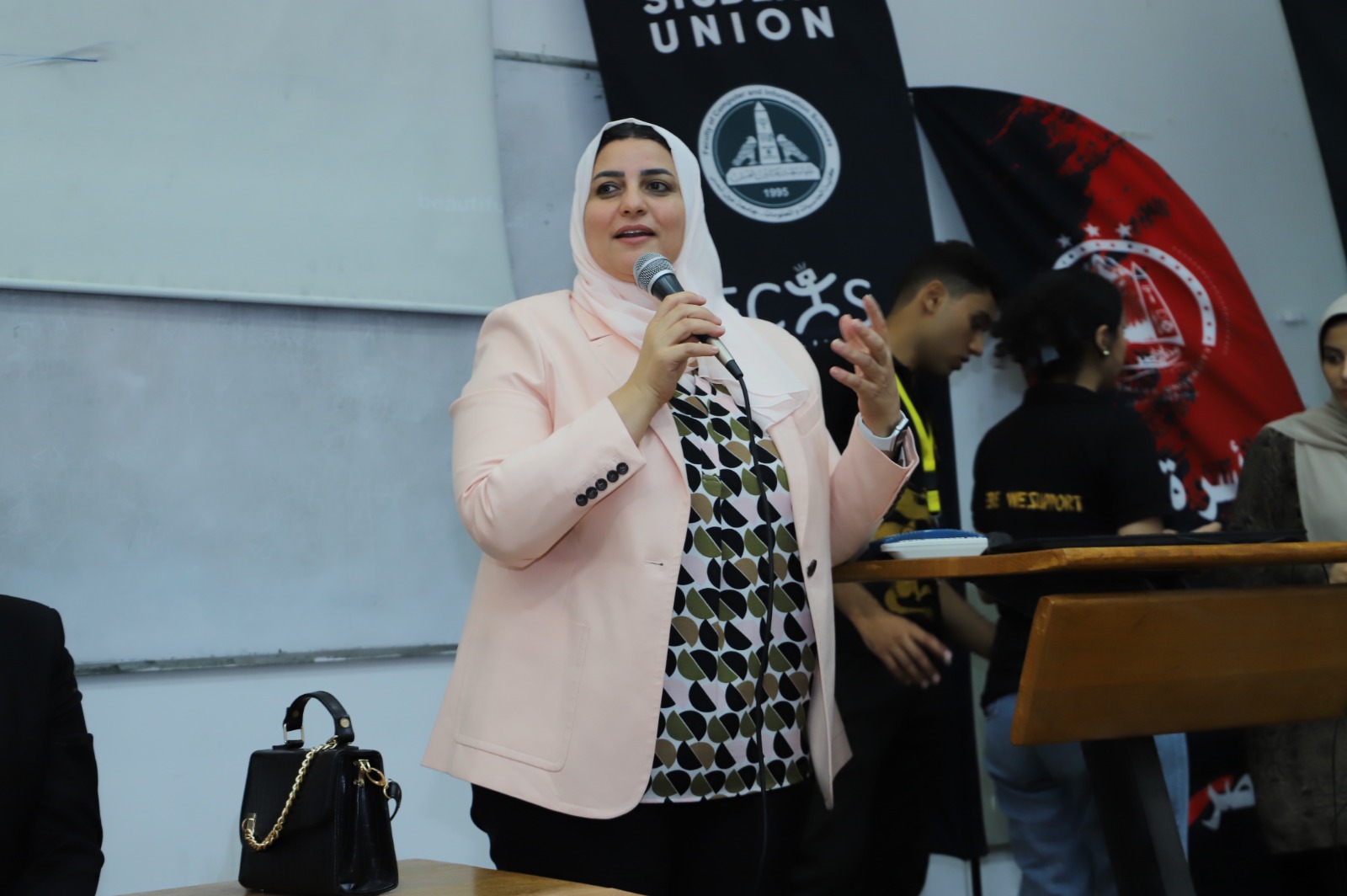 حاسبات عين شمس تحتفل بطلابها الجدد والقدامى..صور