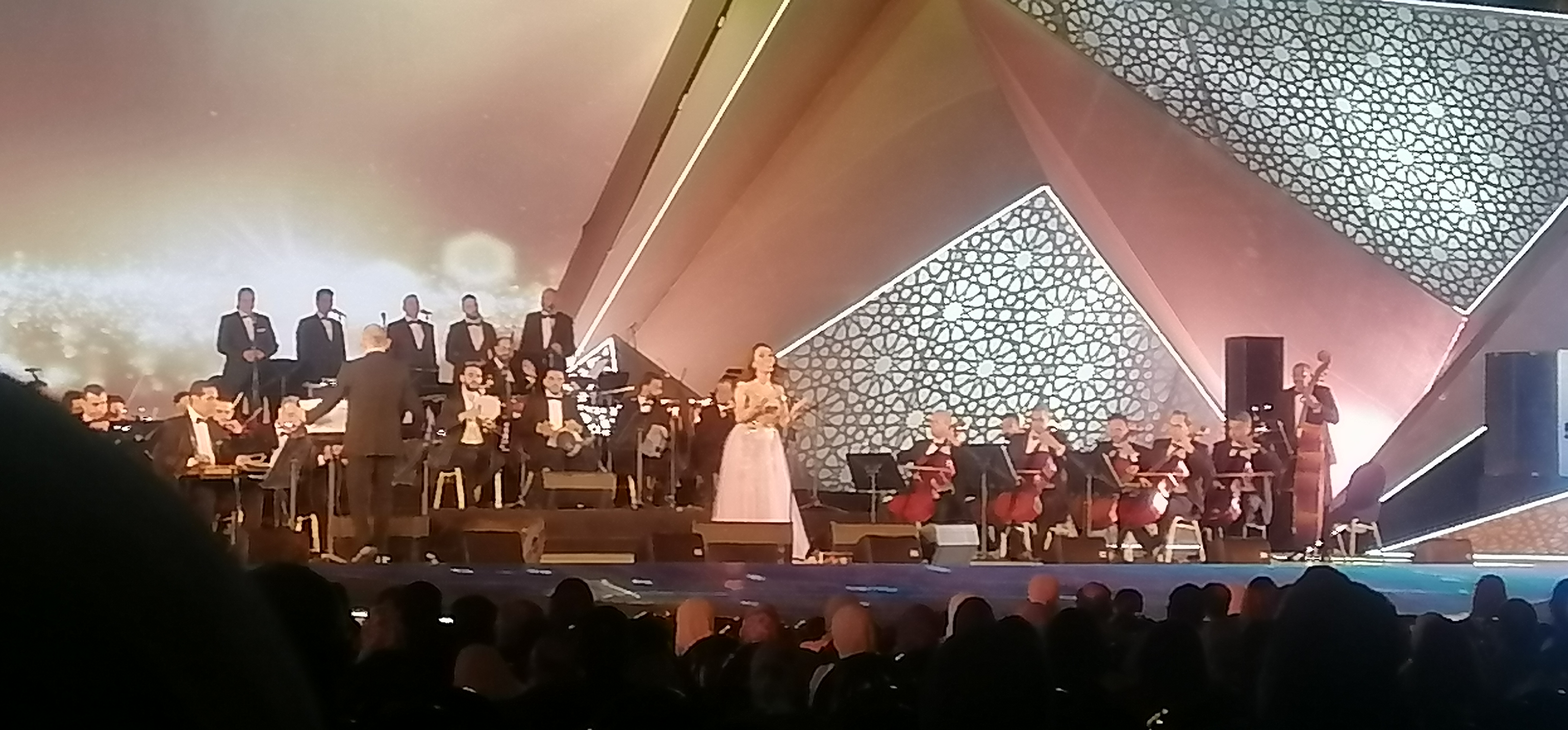 حنان عصام تتألق بأغنيه 
