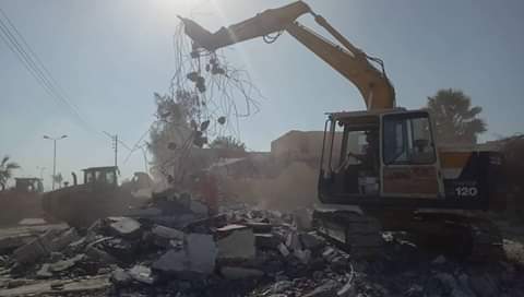 حملة مكبرة لإزالة التعديات بطريق بلاجات الإسماعيلية.. صور