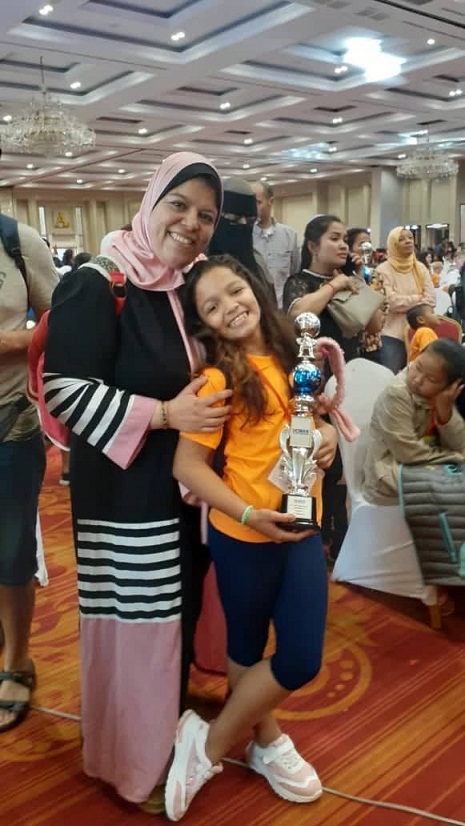 جودى ايهاب مع والدتها الدكتورة ايمان سلام عقب استلام الكأس