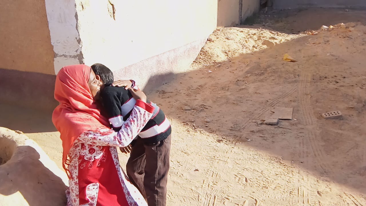 قمة الوجع مآساة حقيقية  لسنوات من الحرمان تعيشها أسرة فقيرة لم ترزق بأطفال بالوادى الجديد